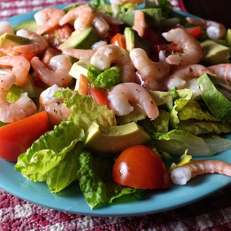 Салат с рукколой, креветками, авокадо и помидорами черри