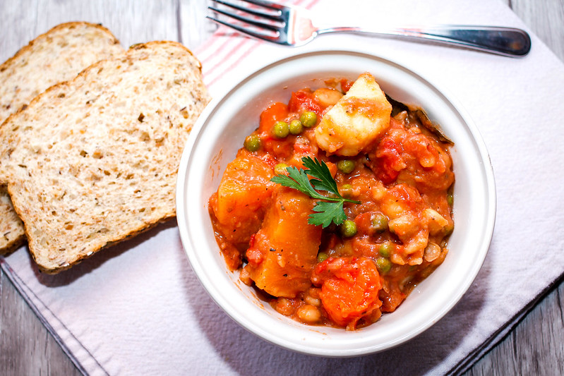 Картофель с тушенкой и зеленью