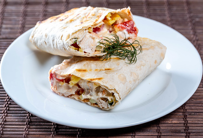 Домашня шаурма з ковбасою і крабовими паличками