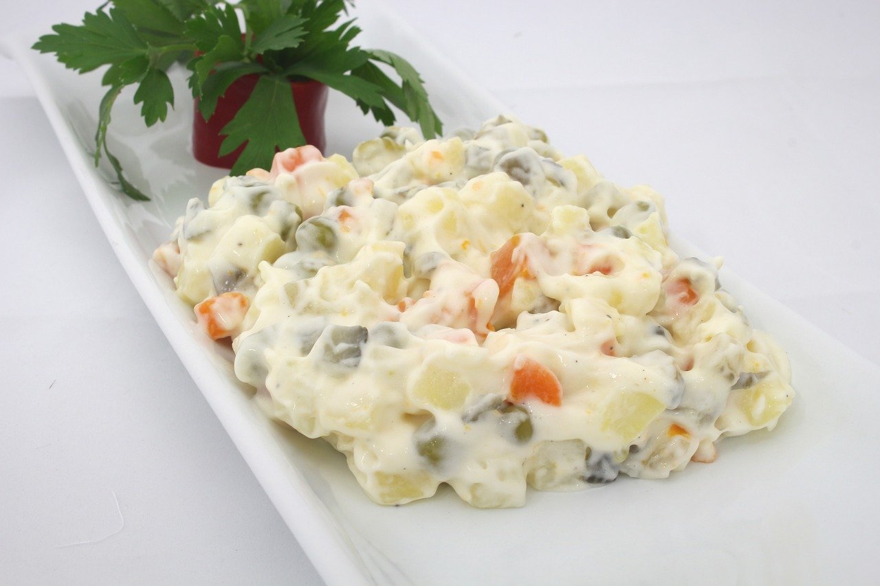 Салат з ананасами і копченою грудкою