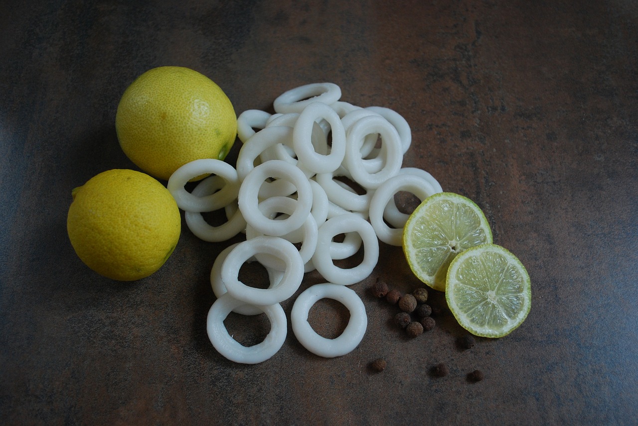 Салат з кальмаром, огірком і яйцем