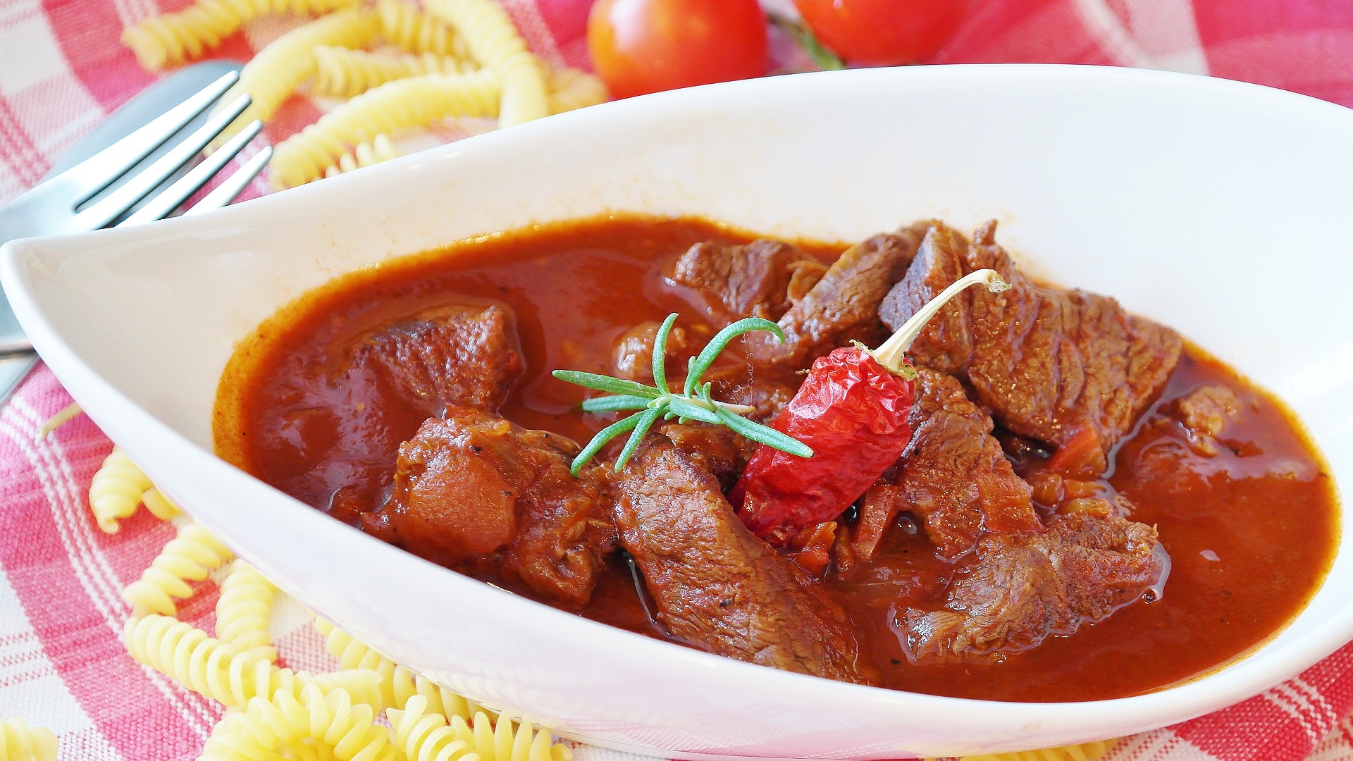 Гуляш с грибами и мясом