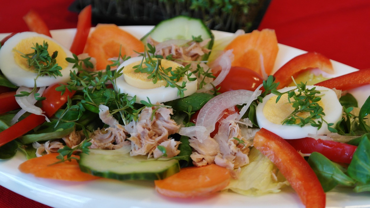 Салат з яйцем, куркою і фісташками