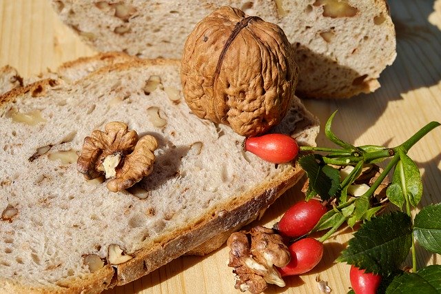 Хліб з яблуками і горіхами