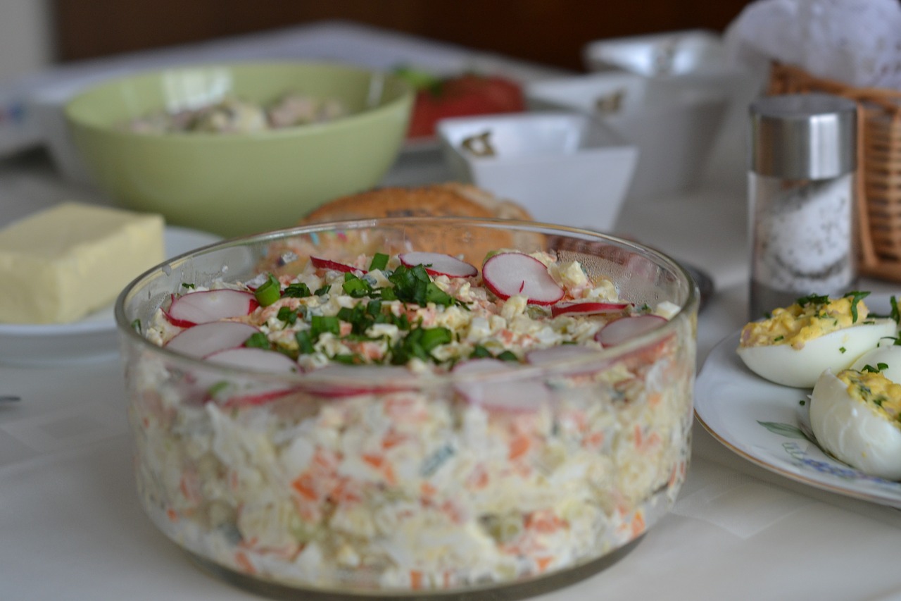 Салат з крабовими паличками, рисом, яйцями і сиром