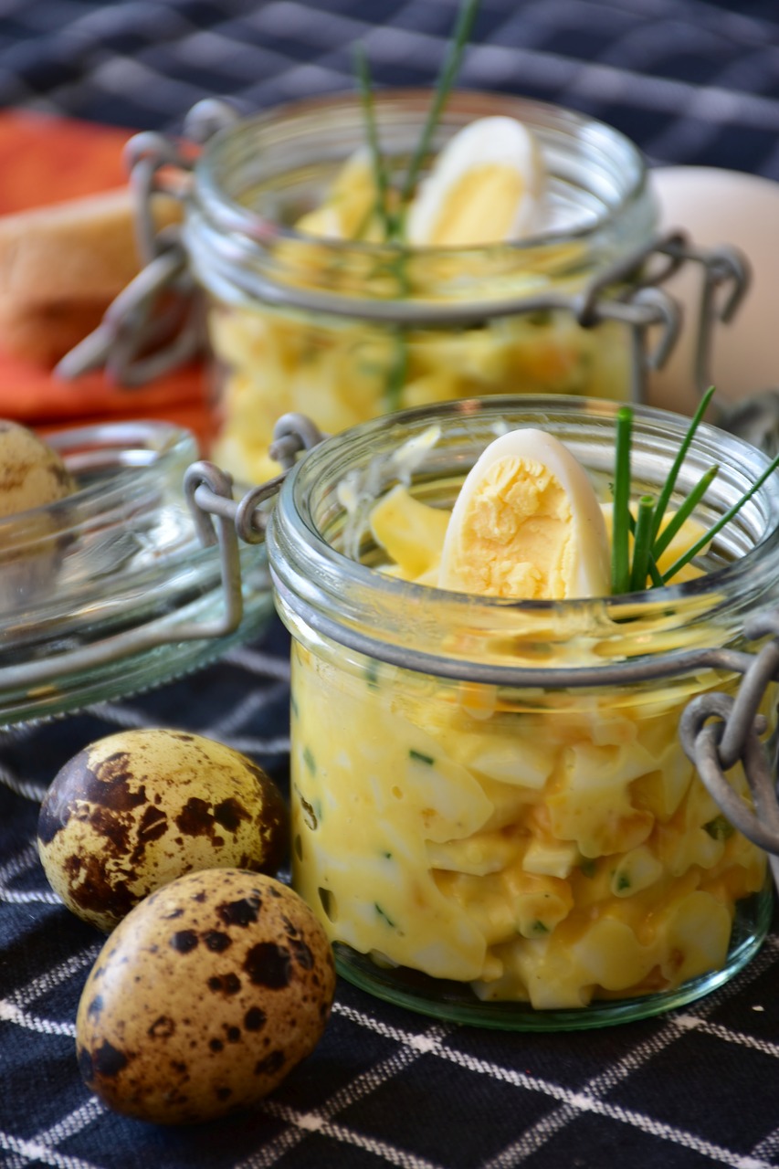 Салат з печінки тріски, яйцями, сиром і кукурудзою 