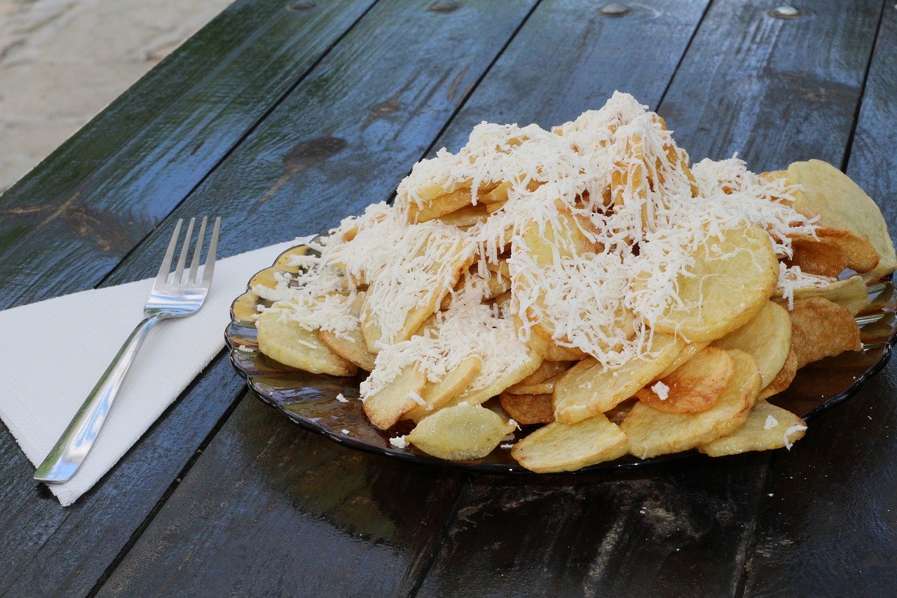 Жаренный картофель с сыром 