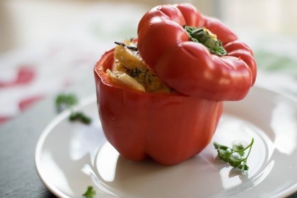 Фаршировані перці з начинкою з курки, сиру та рису 