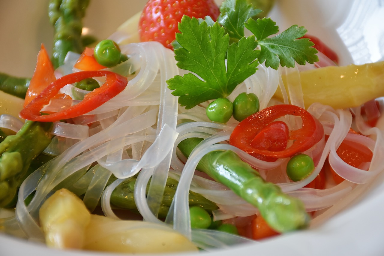 Фунчоза з овочами і курячим філе