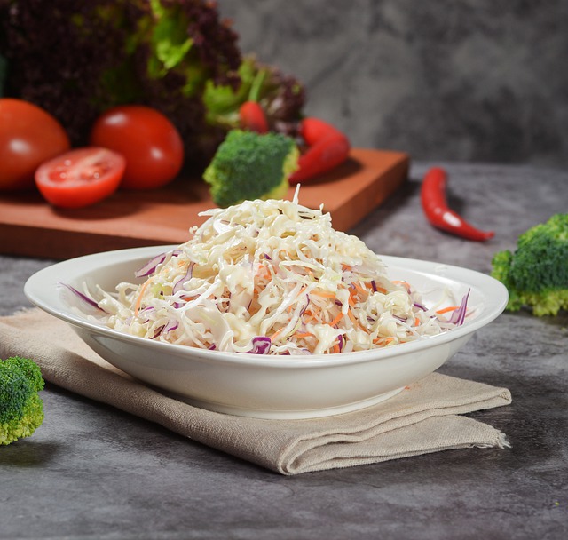 Салат с яичными блинчиками и капустой 