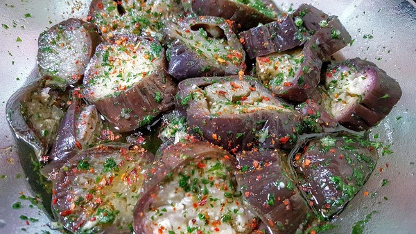 Баклажаны, запеченные с нутом и зеленью