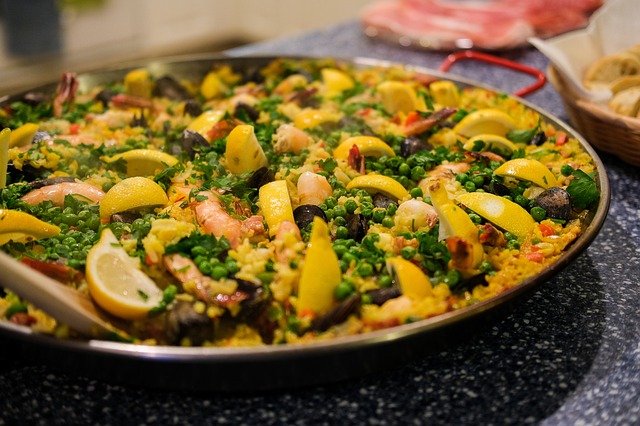 Паелья з куркою, морепродуктами і маслинами