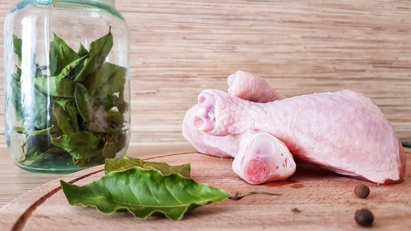 Курячі ніжки, тушковані в сметані
