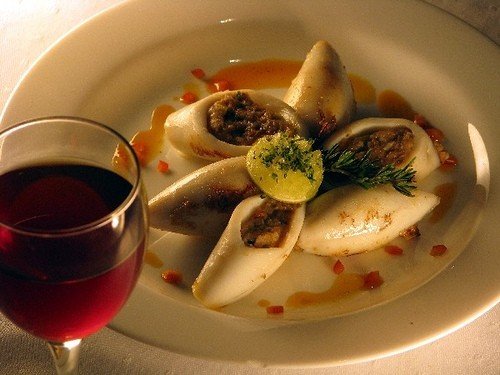 Фаршированные кальмары с тунцом, сыром и каперсами