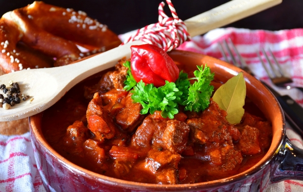 Как приготовить вкусный и сытный гуляш — рецепты и советы