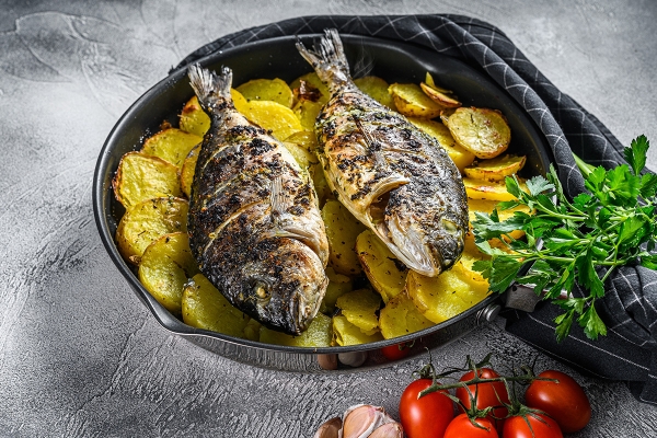 Карась, фарширований рисом і овочами