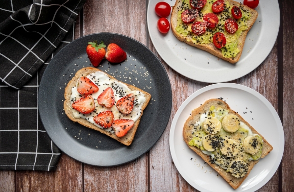 На скорую руку — готовим вкусные и быстрые авокадо-тосты на завтрак