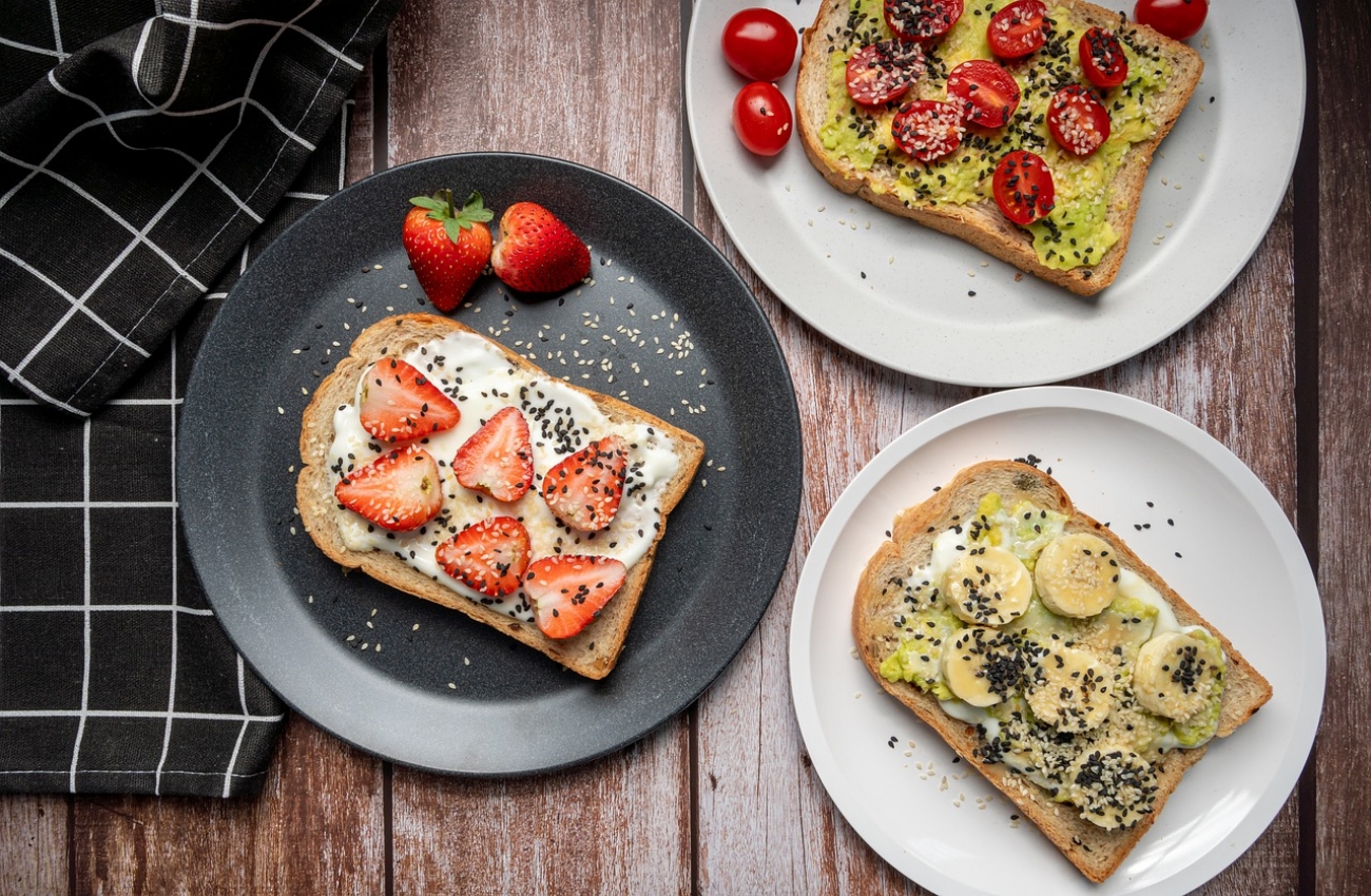 На скорую руку — готовим вкусные и быстрые авокадо-тосты на завтрак