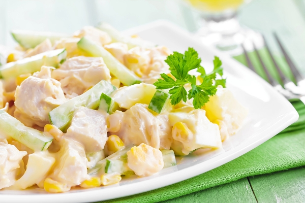 Салат із курячим філе, омлетними млинцями та огірками