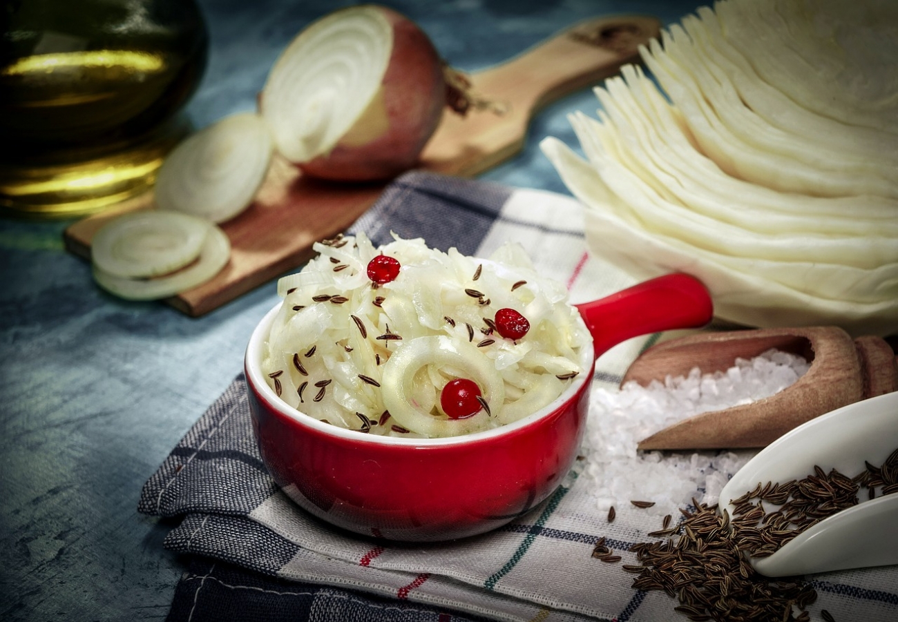 Готовим салаты из квашеной капусты — вкусные и простые рецепты